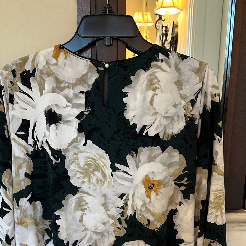 Karl Lagerfeld blouse with White and Gold Floral Pattern/dark green background - Picture 4 of 5